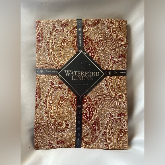 Waterford Linens Paisley Tablecloth Burgundy and Gold 60x104 - Picture 1 of 2